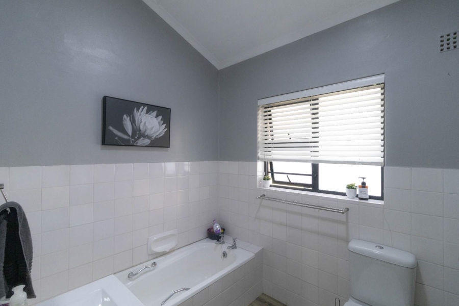 To Let 3 Bedroom Property for Rent in Sandbaai Western Cape